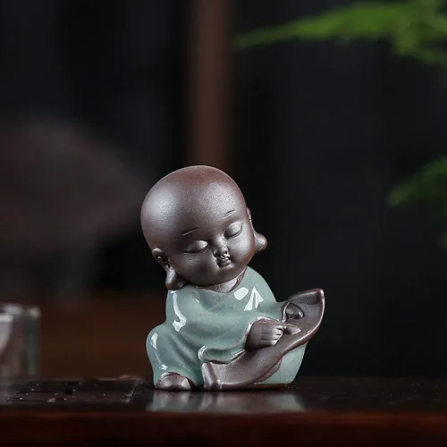 Vista 3 de Linda estatua de monje bebé, figura de monje de pintura china, mascota de té de monje de Buda pequeño de cerámica para decoración de mesa de té