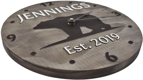 Vista 5 de Reloj de oso de madera hecho a mano de 11 pulgadas personalizado con apellido y año de boda