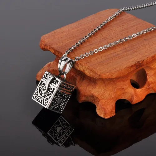 Vista 3 de HooAMI Collar con colgante de corazón de plata envejecida con caja de oración venenosa