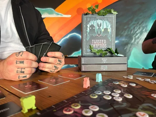 Vista 7 de Unstable Games Twisted Cryptids Juego de Mesa - Juego de Cartas de Estrategia para Adultos y Niños - Juegos de Mesa Familiares para 2-4 Jugadores