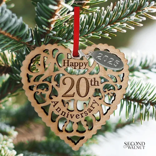 Vista 2 de Adorno de 20 aniversario con fecha y fecha para colgar, corazón de madera feliz para parejas, hermoso detalle de madera cortado con láser