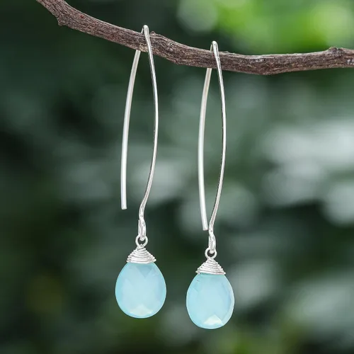 Vista 3 de NOVICA Pendientes colgantes artesanales hechos a mano de calcedonia de plata de ley 925 blanca Tailandia 'Sublime', Plata, No es una piedra preciosa