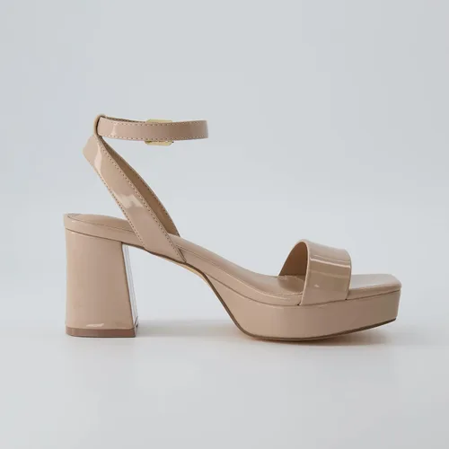 Vista 5 de CUSHIONAIRE Sandalia de vestir con plataforma Cherry para mujer + espuma viscoelástica y anchos disponibles