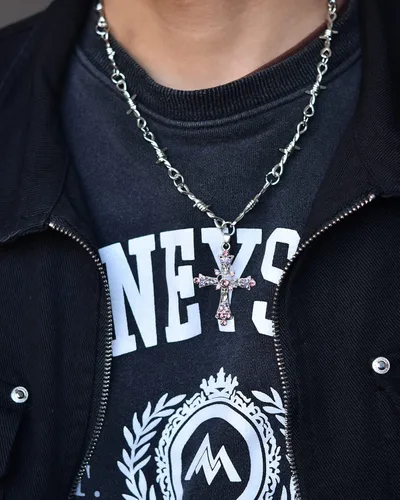 Vista 2 de Abitoncc Collar de cruz gótica Y2k para mujeres y hombres, joyería con colgante de cruz de cristal, collar de metal con espinas de alambre de púas