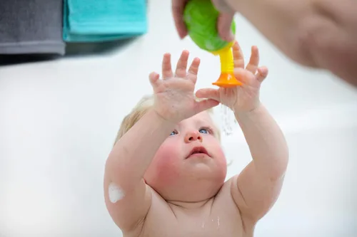 Vista 6 de Sassy Juego de 3 juguetes de baño Easy Squeezies que fomentan el aprendizaje de los troncos