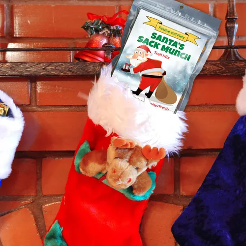 Vista 4 de Santa's Sack Munch Spicy Trail Mix - Divertido diseño de Papá Noel de luna - Regalos comestibles para hombres - Mezcla picante, fabricado