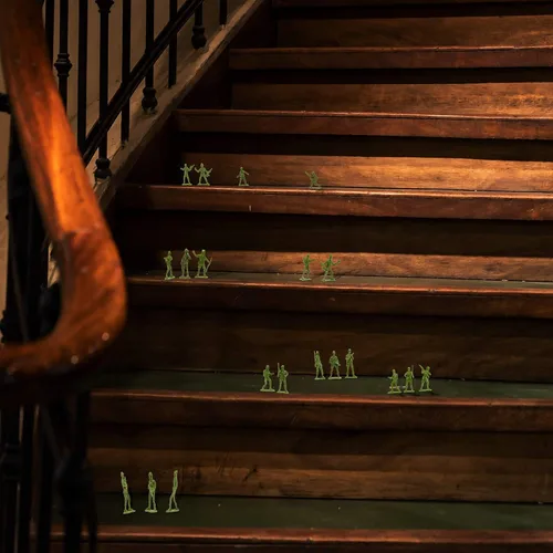 Vista 3 de Fun Central Green Army - Figuras de acción de soldado de juguete para niños, paquete a granel de 144 soldados en posturas surtidas