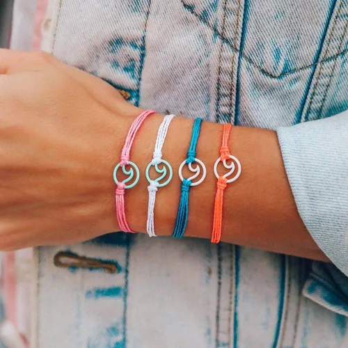 Vista 2 de Pura Vida Pulsera ondulada de esmalte aguamarina o blanco, impermeable, correa ajustable