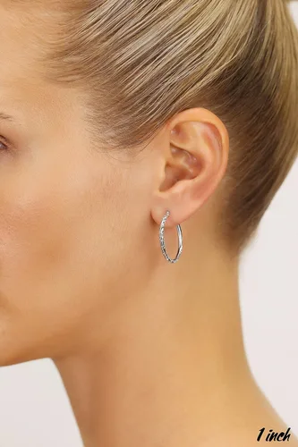 Vista 2 de Aretes de aro redondos grabados a mano de oro de 14 quilates con corte de diamante, 1 pulgada de diámetro