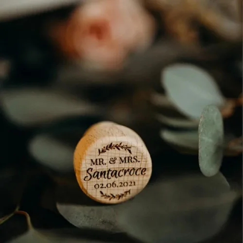 Vista 4 de WOMB Tapón de vino de madera personalizado, decoración de boda, tapón de botella personalizado con diseño láser, nombre de regalo para invitados