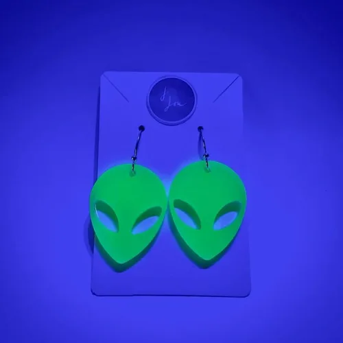 Vista 3 de Pendientes alienígenas que brillan en la oscuridad, accesorios para festivales rave reactivos a la luz negra, joyería divertida y extraña, bonito