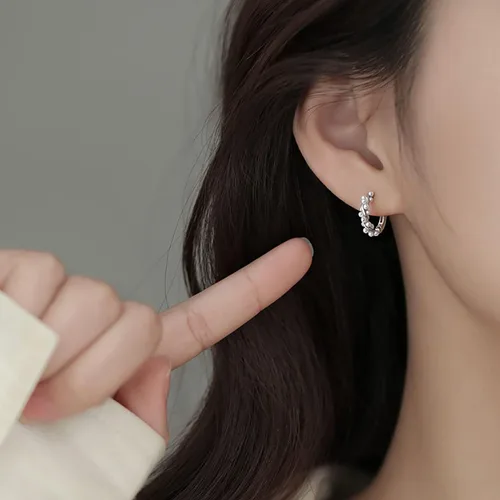 Vista 2 de SLUYNZ Aretes de aro de plata de ley 925 con perlas para mujeres, adolescentes, aretes de aro de perlas para boda y novia