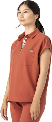 Vista 2 de Mediclo Camisa médica médica para mujer Capri con cuello en el pecho, bolsillo en el pecho, respetuosa con el medio ambiente, ropa de trabajo