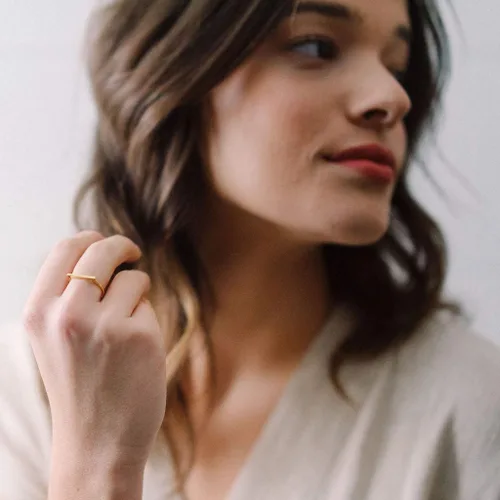 Vista 5 de Honeycat Anillo de barra larga en oro, oro rosa o plata Joyería minimalista y delicada