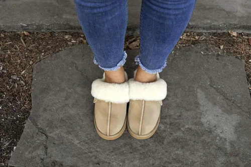 Vista 9 de Dearfoams Women's Fireside Sydney Shearling Fur IndoorOutdoor Scuff Slipper with Wide Widths