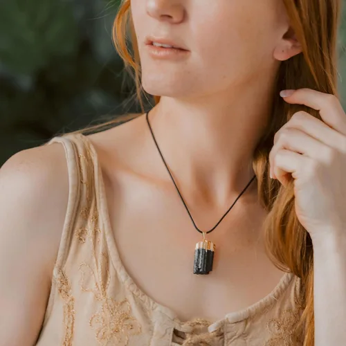 Vista 4 de AYANA Collar de turmalina negra – Colgante de cristal de turmalina chapado en oro Auténtico collar de piedras preciosas para hombres y mujeres