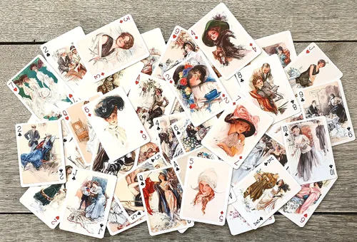 Vista 3 de Naipes de elegancia eduardiana (baraja de póquer 54 cartas todas diferentes) Hermosas damas con sombreros románticos vestidos salones y escenas
