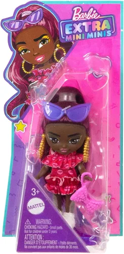 Vista 3 de Muñeca Barbie Extra Mini Minis con cabello burdeos, vestido rojo de volantes, gafas de sol y accesorios y soporte, 3.25 pulgadas