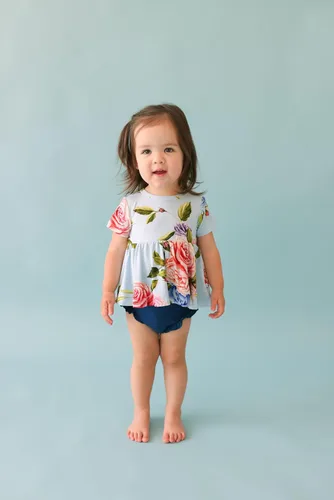 Vista 4 de Posh Peanut Conjunto de dos piezas – Conjunto de camiseta y pantalones cortos de manga corta – Viscosa transpirable de bambú para bebé niña Rosa