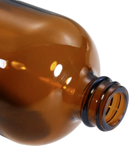 Vista 2 de Paquete de 2 botellas redondas Boston de vidrio ámbar de 16 onzas con tapas de policarbonato herméticas negras, recipientes de vidrio reutilizables