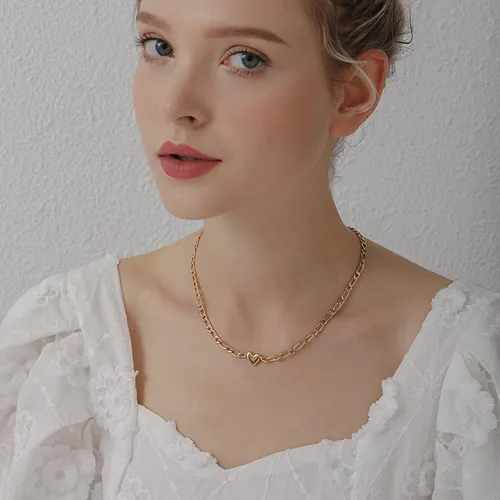 Vista 3 de FYXOTI Gargantilla de corazón de oro para mujer, collar chapado en oro grueso de 18 quilates, collar de acero inoxidable con forma de corazón