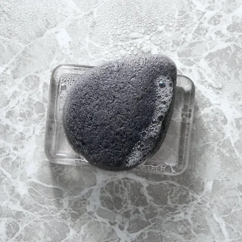 Vista 4 de Julep Esponja Konjac individual - Cara - Carbón aclarador de la piel, herramienta de limpieza exfoliante suave con práctico gancho de ventosa
