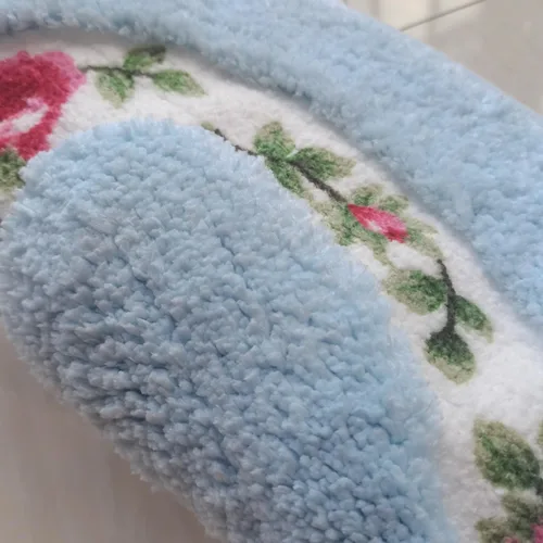 Vista 3 de Bonita alfombra de área de flores de rosas en forma de corazón para un baño súper suave, antideslizante, absorbente, alfombra de baño floral Azul