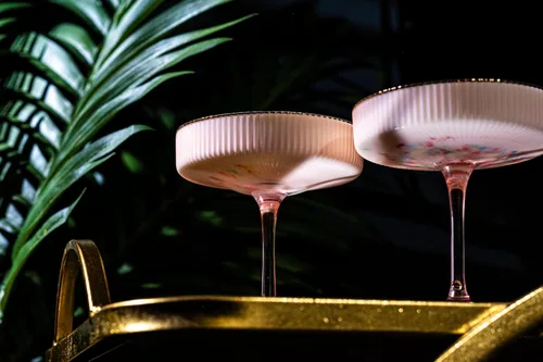 Vista 4 de GLASSIQUE CADEAU Vasos vintage Art Deco Blush Pink Coupé con bordes dorados Juego de 4 Cristalería de cóctel acanalada de cristal de 7 onzas