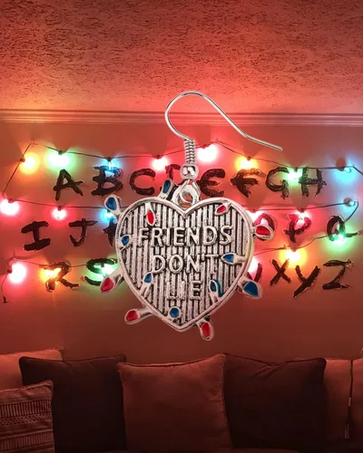 Vista 3 de Aretes Demogorgon Mundo del Revés Monstruo Bombilla del Alfabeto Aretes Colgantes Joyería Regalo para Hombres Mujeres Niñas