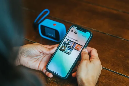 Vista 9 de Polaroid Cámara de acción WiFi de doble pantalla 4K 18mp, cámara Polaroid deportiva impermeable con batería recargable integrada y accesorios
