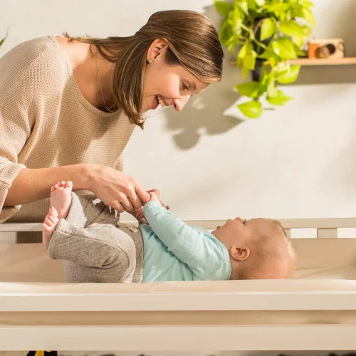 Vista 5 de Naturepedic Cambiador orgánico contorneado - Fácil de limpiar, ligero y portátil - Cómodo cambiador de pañales de bebé impermeable de 2 lados