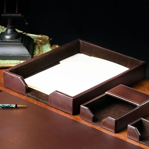 Vista 4 de Dacasso Bandeja de lujo de cuero regenerado marrón oscuro, organizador de papel para artículos esenciales de oficina y decoración de escritorio
