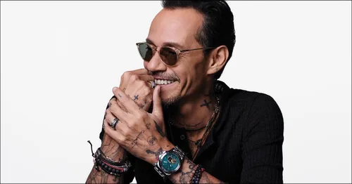 Vista 5 de Bulova Marc Anthony Reloj automático de acero inoxidable con estrella marina para hombre, apertura abierta, parte trasera de caja de exposición