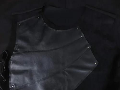 Vista 6 de RYCUZYNU Conjunto de disfraz de caballero vikingo pirata armadura larga con cordones laterales para hombre Negro