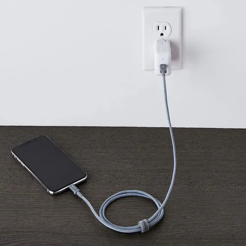Vista 7 de Amazon Basics Cable de carga trenzado de nailon USB-C a Lightning de carga rápida con certificación MFi para iPhone y iPad de Apple, 3 pies, gris