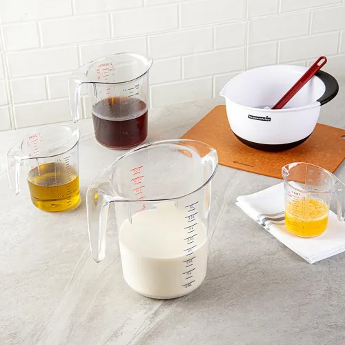 Vista 6 de Restaurantware-Chef 101 - Tarro medidor de 4 cuartos de galón, 1 vaso de medición duradero, unidades métricas e imperiales, boquilla en forma de V