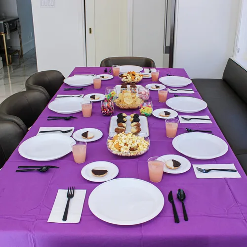 Vista 6 de Blue Sky Platos de plástico blanco de 9 pulgadas, 100 unidades, platos de plástico desechables, aptos para microondas, perfectos para fiestas