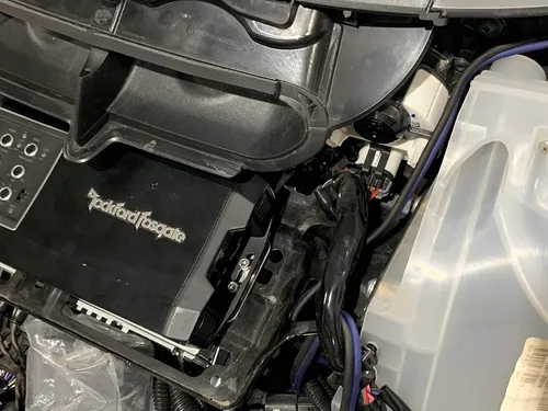 Vista 5 de El soporte de amplificador se adapta a modelos de amplificador Harley Davidson para bicicletas de murciélago 2014 actuales. Montaje compatible