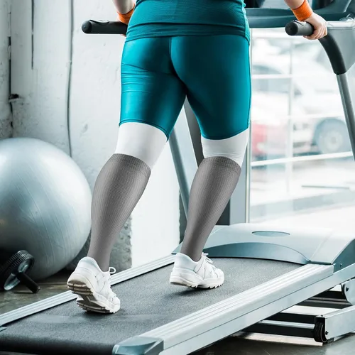 Vista 3 de CHARMKING 3 pares de calcetines de compresión de talla grande para mujeres y hombres, pantorrilla extra ancha de 20-30 mmHg, el mejor apoyo