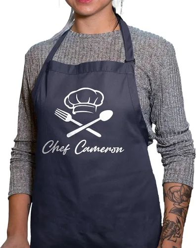 Vista 2 de ROKO CLOTHING Delantal de chef personalizado con nombre para hombres y mujeres con bolsillos, regalos personalizados para hornear, regalo de cocina