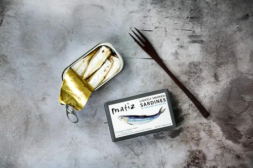 Vista 4 de Matiz Sardinas ligeramente ahumadas 4.2 oz importadas de España (1 paquete)