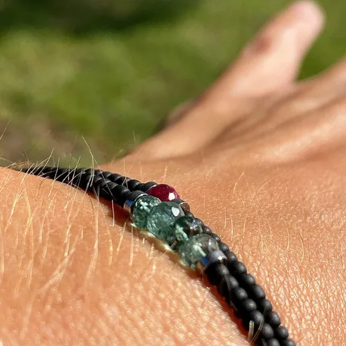 Vista 4 de Pulsera de cuentas pequeñas de turmalina de sandía de indicolita azul para hombres o mujeres, joyería de hematita de cuentas negras, pulseras