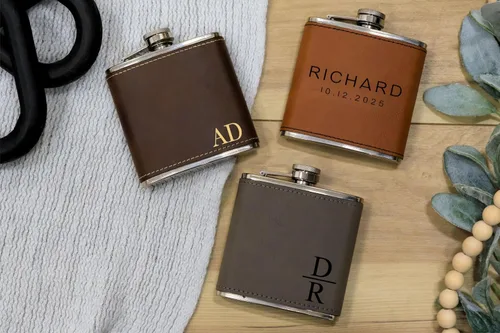 Vista 6 de Frasco personalizado para regalo de boda. Regalo personalizado para bebidas. Frasco de cuero sintético grabado para padrinos de boda (negro y dorado)