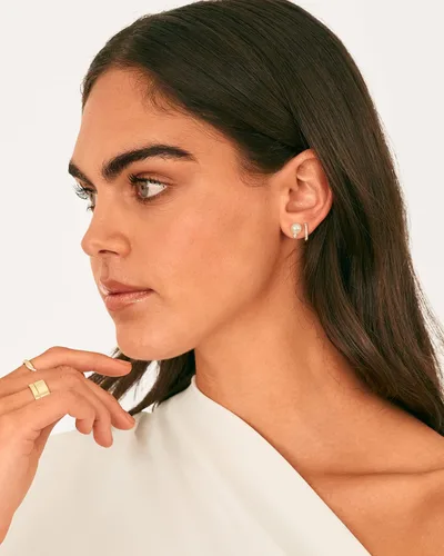Vista 5 de PAVOI Aretes de perlas con botón de plata de ley 925 chapada en oro de 18 quilates Aretes de perlas cultivadas en agua dulce de calidad AAA+