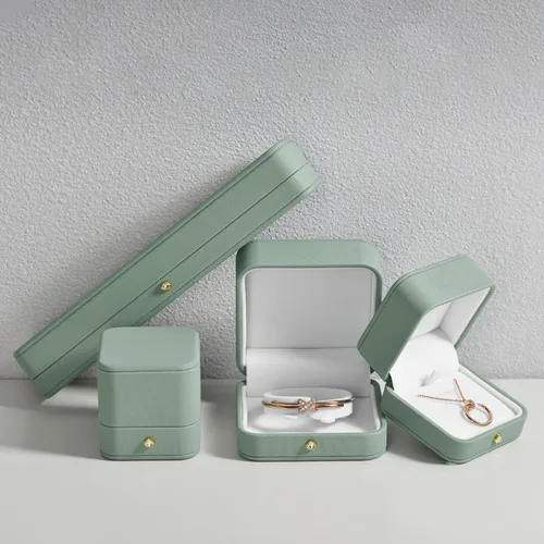 Vista 2 de Caja de regalo de joyería interior de terciopelo para collar colgante de cuero verde premium