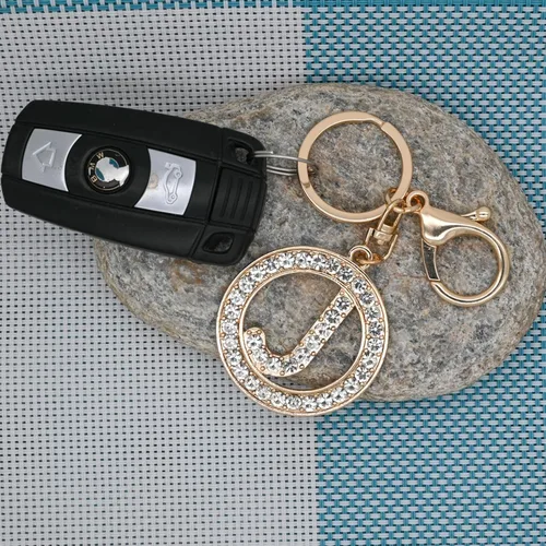 Vista 4 de Llaveros de letras para mujer, diamantes de imitación, inicial, regalo para niñas, dije de alfabeto de cristal de la A a la Z con llavero