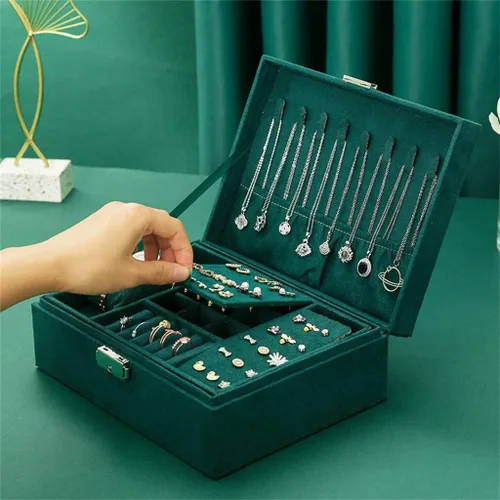 Vista 2 de Joyero portátil de viaje de doble capa con terciopelo verde organizador de exhibición para aretes collar y anillo color verde