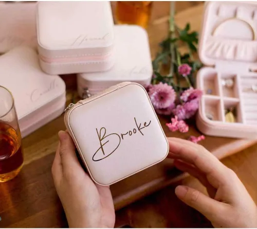 Vista 3 de DayOfShe Joyero personalizado con nombre, esenciales para dormitorio universitario, regalos de graduación 2023, estuche de cuero pequeño de viaje