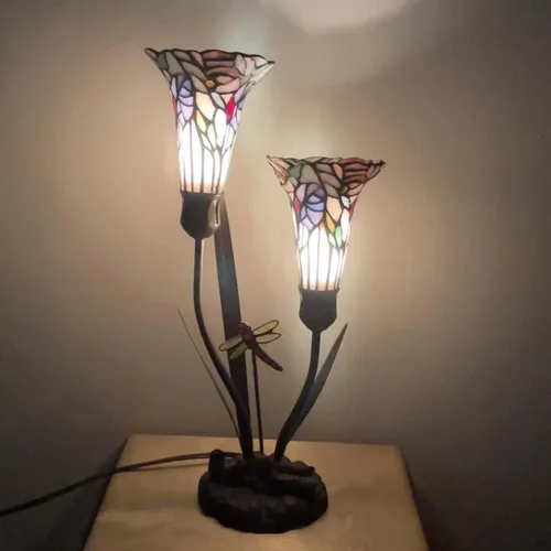 Vista 6 de Bieye L10620 - Lámpara de mesa Tiffany con acento de vidrio teñido estilo Tiffany con flores de lirio y libélula, de 19 pulgadas de altura