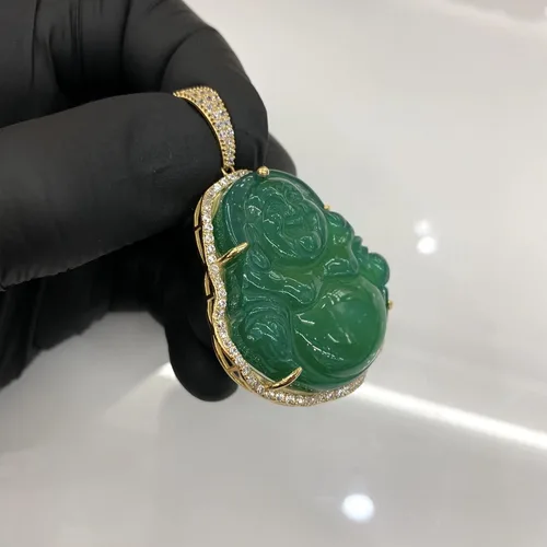 Vista 3 de Colgante de Buda sonriente de jade verde con circonita cúbica de corte redondo de oro de 10 quilates, 2.3 x 1.5in